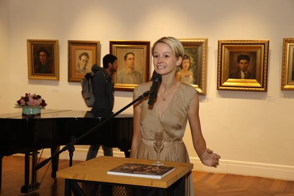 Деница Гергова представя поредната изложба в галерията.
