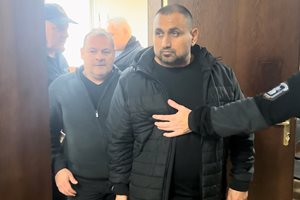 Задържаните за рекет полицаи и шефове в "Ботев" (Пд) пробват да излязат от ареста