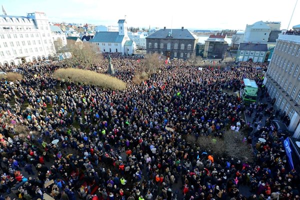 Исландският премиер Сигмундур Гунлаугсон подаде оставка и така стана първата жертва на “Панамагейт”, след като стана ясно, че той и жена му имат офшорни сметки. Това предизвика многолюдни протести в Исландия.  СНИМКА: РОЙТЕРС