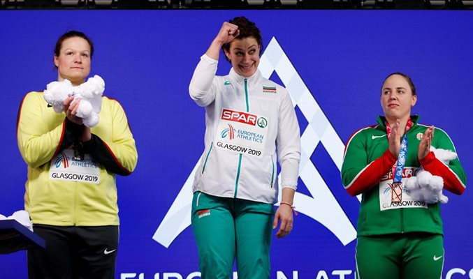 Радослава се радва на медала си.