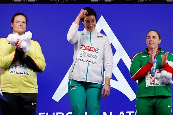 Радослава се радва на медала си.