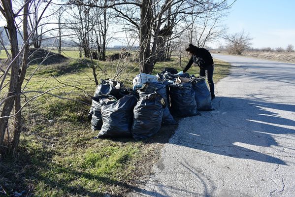 Почистването ще продължи и в следващите дни. 