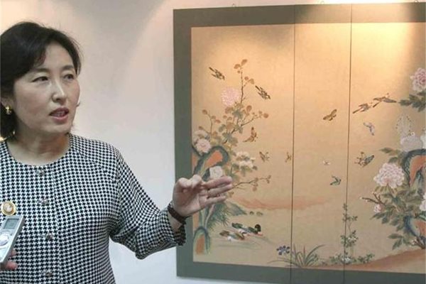Анна Ким показва картината си “Пролетен ден”, с която печели първа награда на фестивал в Корея.
СНИМКИ: АНДРЕЙ БЕЛОКОНСКИ
