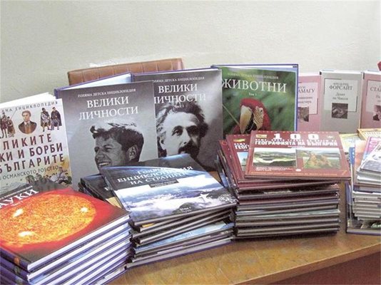 Скоро дарените книги ще бъдат на разположение на читателите в Карлово и околните населени места.
СНИМКА: АТАНАС КЪНЕВ