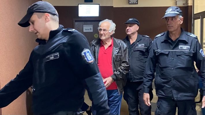 Съдебната охрана доведе Благой Цветилов от ареста. Снимка: Авторът