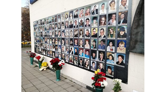На всяка годишнина от атентата близките на загиналите носят цветя.