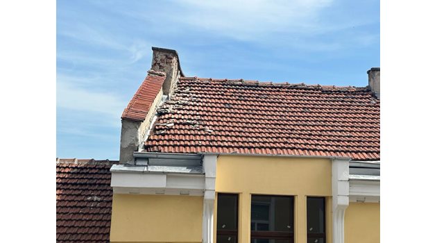 Мазилка от покрива на сграда на ул. "Д-р Вълкович" в центъра на Пловдив падна след земетресението.