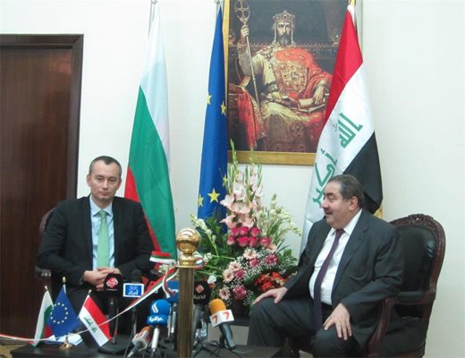 Младенов и колегата му Зебари при откриването на българското посолство