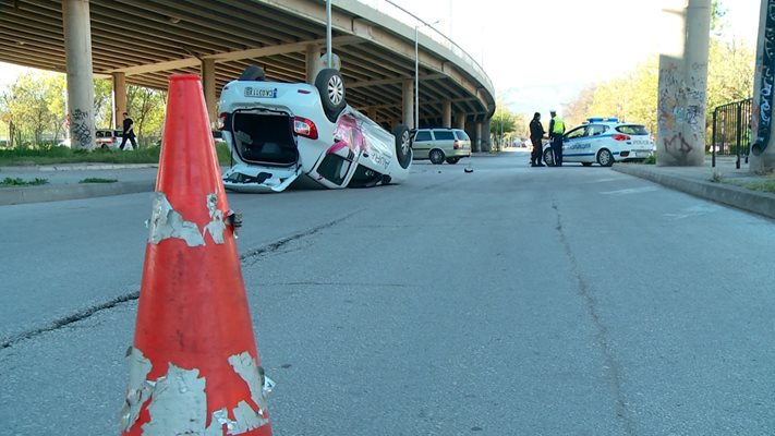 Обърнатата по таван кола под надлез "Родопи" в Пловдив. Снимки: БНТ-Пловдив.