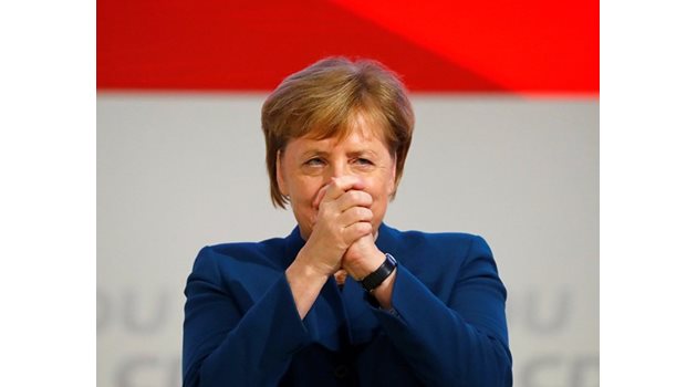 Меркел се сбогува през сълзи със съпартийците си. Снимка РОЙТЕРС