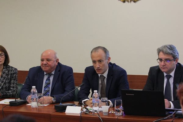 Красимир Вълчев (в средата) Снимка: Благой Кирилов
