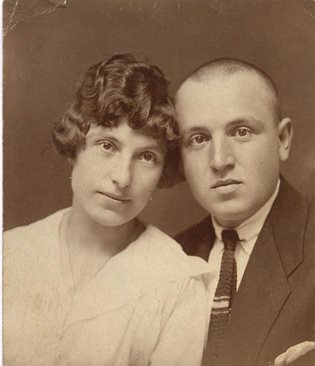 Сватбената снимка на Асен Суйчмезов и Зора в началото на 20-те години на XX век