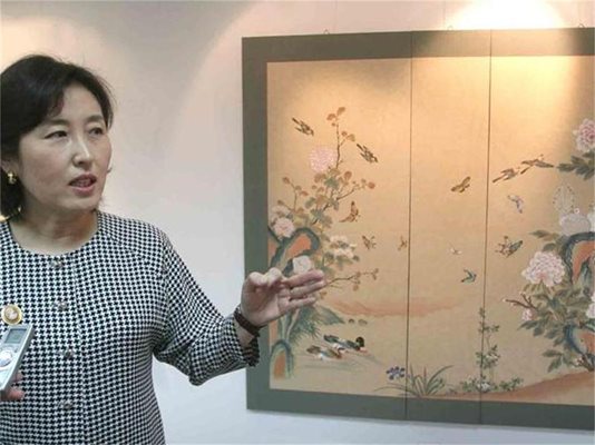 Анна Ким показва картината си “Пролетен ден”, с която печели първа награда на фестивал в Корея.
СНИМКИ: АНДРЕЙ БЕЛОКОНСКИ
