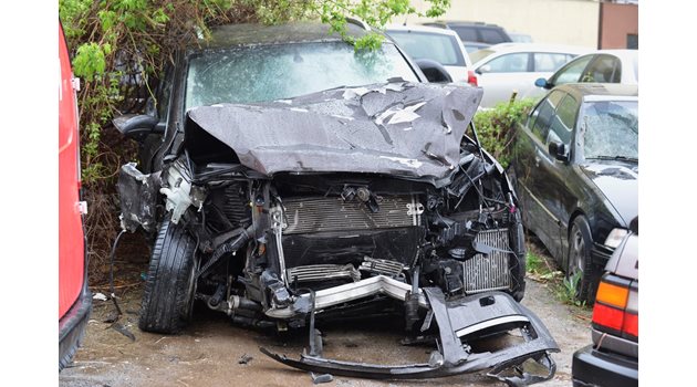 Предната част на автомобила на Кристиан Николов е размазана при силния удар, с който се врязва в колата на Милен Цветков.

СНИМКИ: “24 ЧАСА”