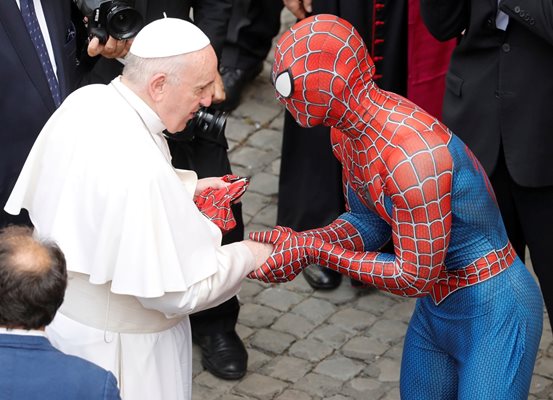 Папата получи и подарък от Спайдърмен
Снимка: Ройтерс