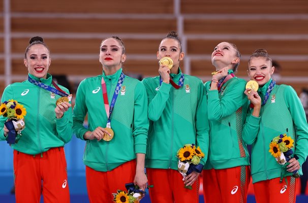 Симона Дянкова, Стефани Кирякова, Мадлен Радуканова, Лаура Траатс и Ерика Зафирова позират със златните медали от олимпиадата в Токио.
СНИМКА: РОЙТЕРС