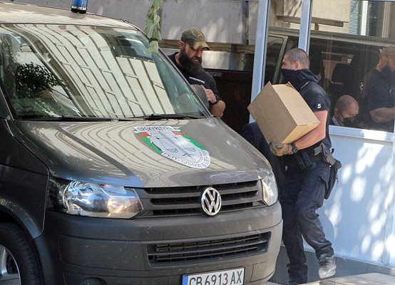 Служители на бюрото по защита изнесят един кашон с документи от кабинета на Пламен Узунов през юли миналата година.

СНИМКА: РУМЯНА ТОНЕВА