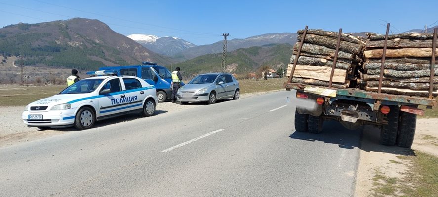 Полицаите откриха незаконен дървен материал в Карловско.