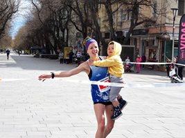 Българка победи с дете на ръце на маратона в Стара Загора