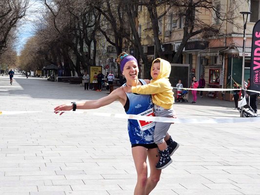 Надежда Ангелова финишипа със сина си
снимки: авторът