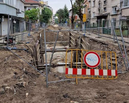 Цялата улица "Петър Стоев" е разкопана.