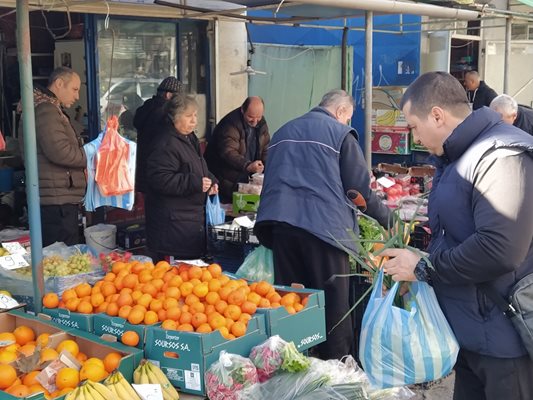 И в днешния ден търговията по пазарите в Пловдив вървеше.