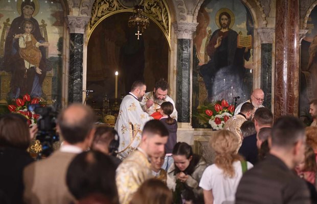 Отслужиха тържествена литургия за Цветница в "Св. Александър Невски" Снимка: Велислав Николов