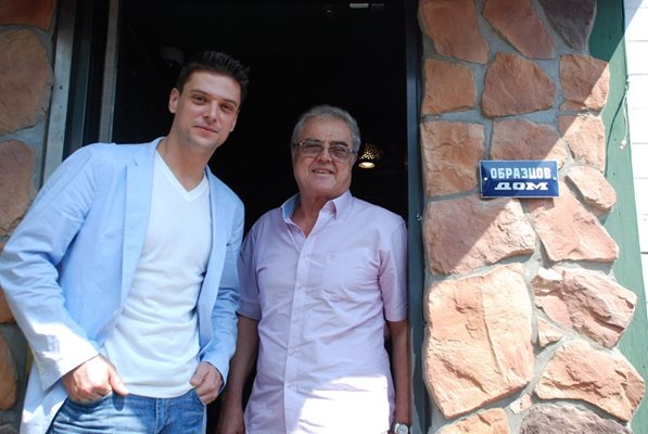 Михал с баща си Спас Ашминов пред входа на ресторант „Зелен” СНИМКА: МАРИНА НИКОЛОВА