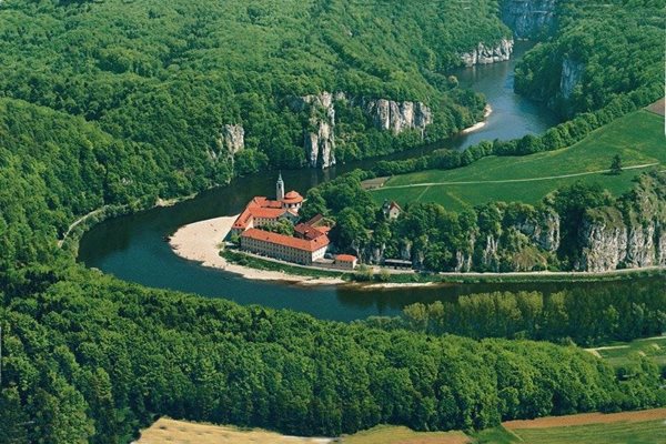 Така изглежда манастирът “Велтенбург” от високо. Той е основан през 617 г. на живописен завой на Дунав.