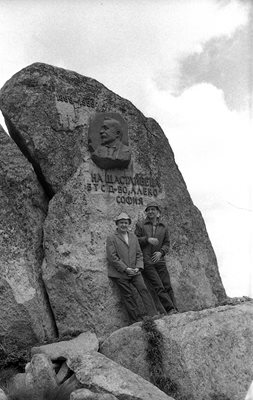 Авторът на идеята Евгений Станчев (вдясно) с право се снима под барелефа на Алеко Константинов