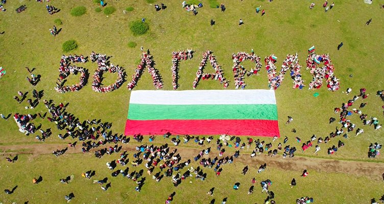Присъстващите на фестивала в Рила изписват с жив надпис “България”. Предишното видео над Рила, снимано от балон, им анад 10 милиона гледания и 100 000 споделяния в интернет.