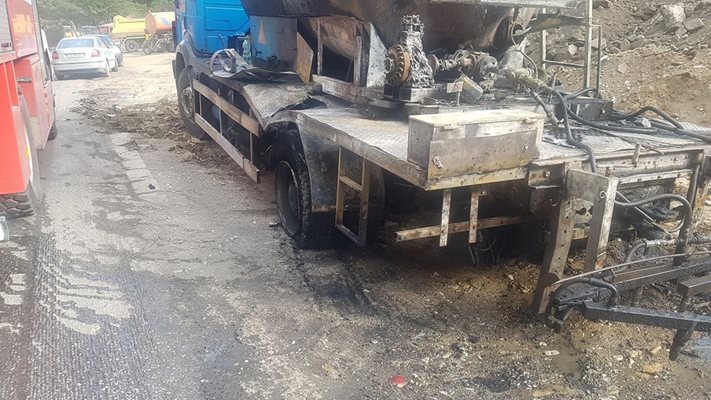 Изгорялата цистерна на пътя Девин - Широка лъка. Снимка: Валентин Хаджиев