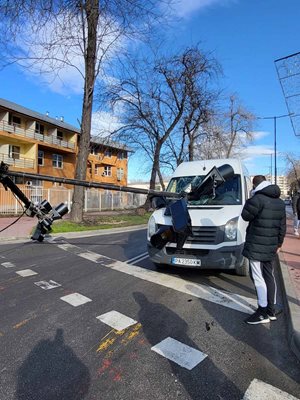 Падналата светофарна уредба върху микробуса