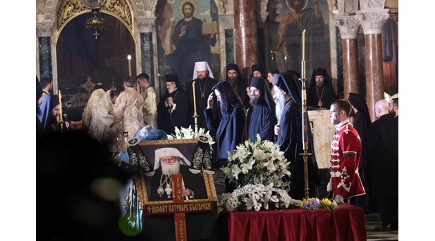 Вицепремиерът Мария Габриел присъства на литургията и опелото в "Св. Александър Невски"