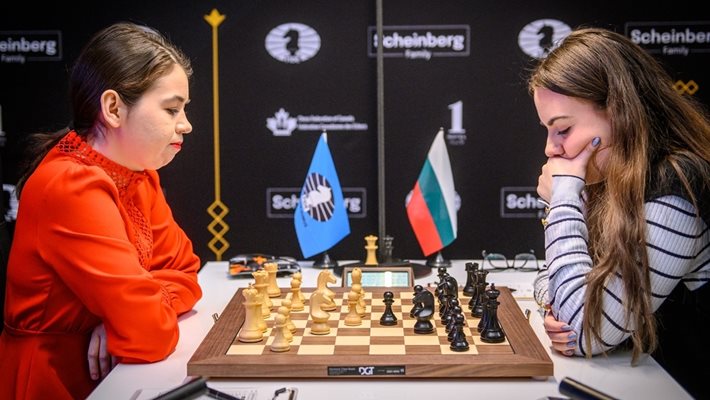Александра Горячкина очаква ход на Нургюл Салимова. Снимка: FIDE