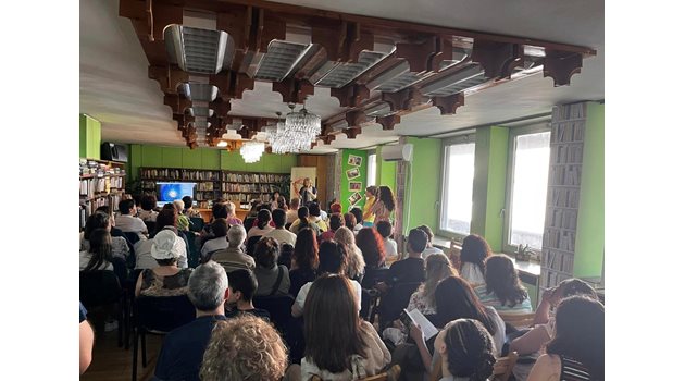 Залата в Регионалната библиотека "Христо Ботев" във Враца в петък се оказа тясна да побере присъстващите на премиерата на книгата в града. 
СНИМКА: АРХИВ