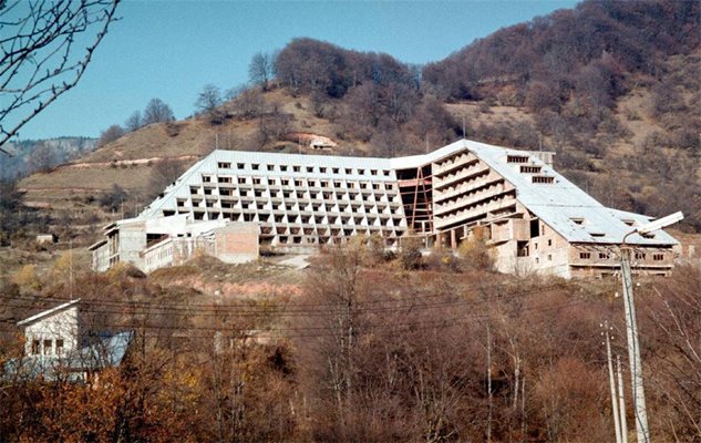 В подземията на тази постройка край Шипково, Ловешко, е трябвало да има команден пункт на армията, а отгоре за маскировка - курортен комплекс.