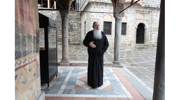 Игуменът на Троянския манастир епископ Сионий разказва за двата изхода от скривалището на Левски.  СНИМКА: ВАСИЛ ПЕТКОВ