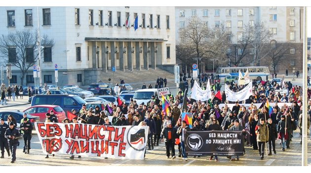 Около 200-300 души протестираха през деня за поредна година срещу провеждането на “Луковмарш”.