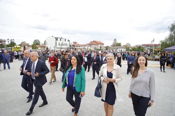 Кандидатите за евродепутати Ева Майдел и Лиляна Павлова присъстваха на откриването на обновения централен градски площад в Костинброд Снимки: ГЕРБ