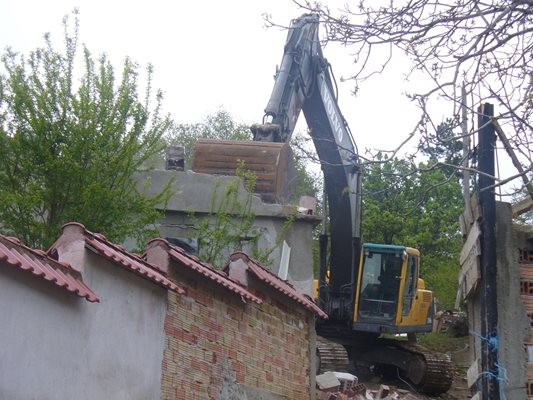 Събаряне на незаконни постройки в ромската махала на Стара Загора. В България премахването на незаконни строежи е по-скоро изключение. Към него се пристъпва само ако случайно се намерят пари за това.

СНИМКА: “24 ЧАСА”

