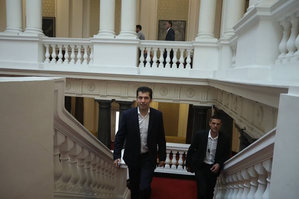 Премиерът в оставка Кирил Петков идва на консултации с БСП
