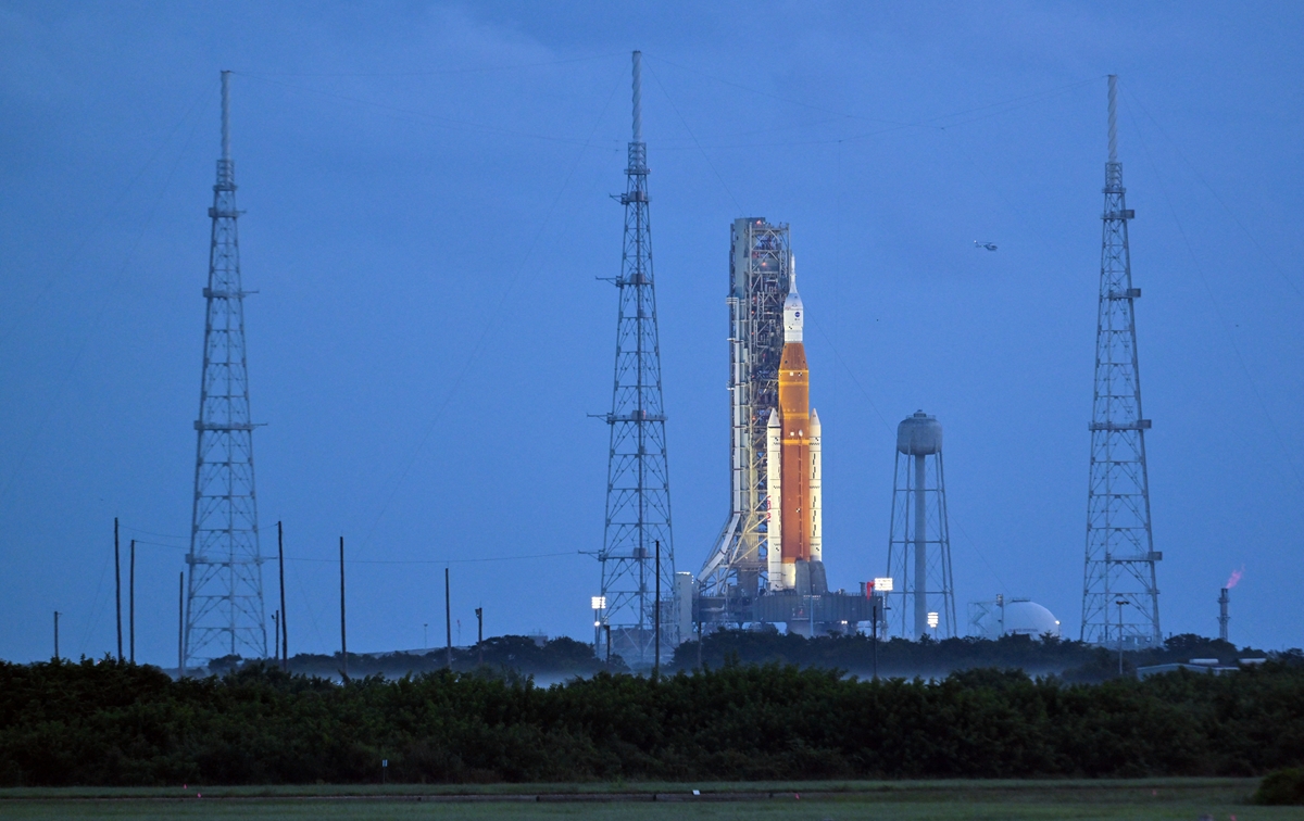 НАСА зареди с гориво ракетата за полет до Луната