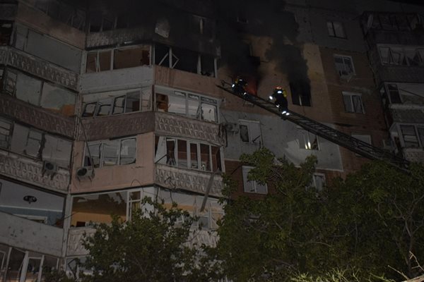 Разрушения по сграда след атаката с руски дрон
СНИМКА: РОЙТЕРС