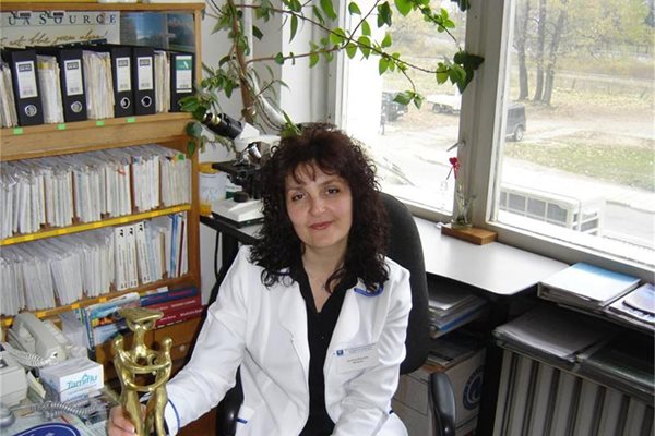 Д-р Роза Митрева е председател на Сдружението на общопрактикуващите лекари в София-област. Майка на двама сина. Завършва медицина през 1988 г. Тя е от първия випуск на френската школа по хомеопатия в България. От началото на здравната реформа работи като лекар в Самоков. Носител е на наградата “Семеен лекар на годината” за 2007 г.