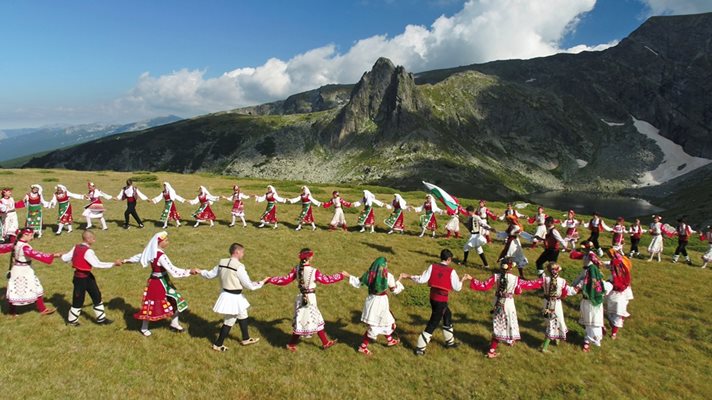 Десетки танцьори от различни ансамбли се включват в хората край Рилските езера.