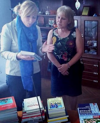Депутатът Диана Саватева дари книгите на директорката на училището в Малко Търново Донка Цинова.