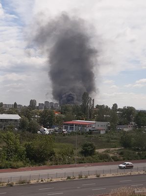 Горят складове в Пловдив