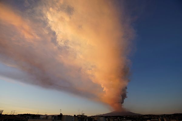 Зрелищно изригване на вулкана Етна (Видео, снимки)