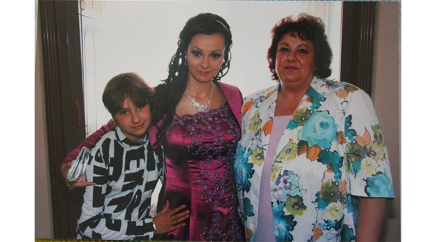 СПОМЕН: Последната снимка на Деяна с майка  й Людмила и малката й сестра Гергана.